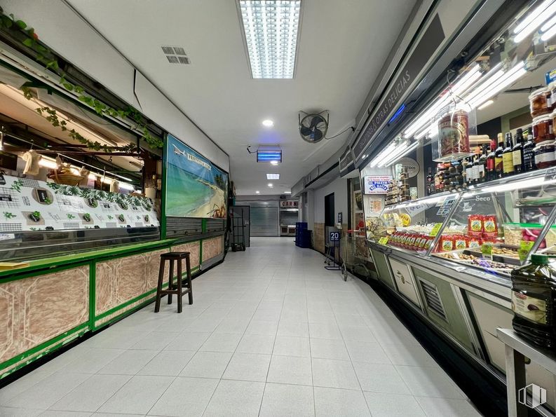 Retail for sale at Calle Juan Duque, Arganzuela, Madrid, 28005 with product, building, infrastructure, interior design, shelf, customer, convenience store, retail, city and market around