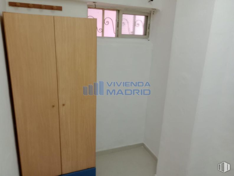 Retail for sale & for rent at Calle Fernán Caballero, Carabanchel, Madrid, 28019 with wardrobe, window, cupboard, building, fixture, door, wood, hardwood, flooring and paint around