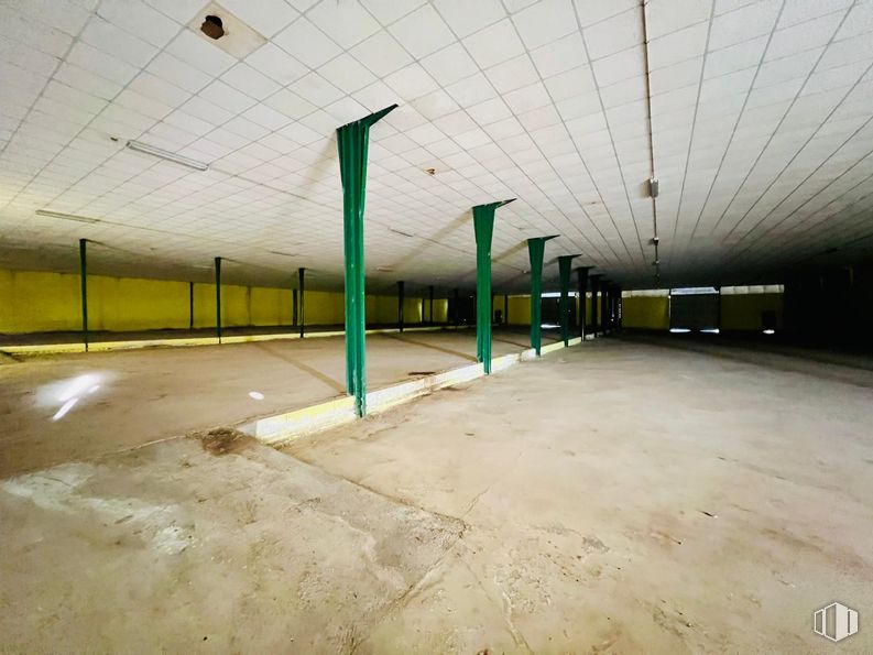 Industrial for sale at Calle León, Magán, Toledo, 45590 with flooring, floor, ceiling, concrete, hall, paint, column, cleanliness, fluorescent lamp and basement around