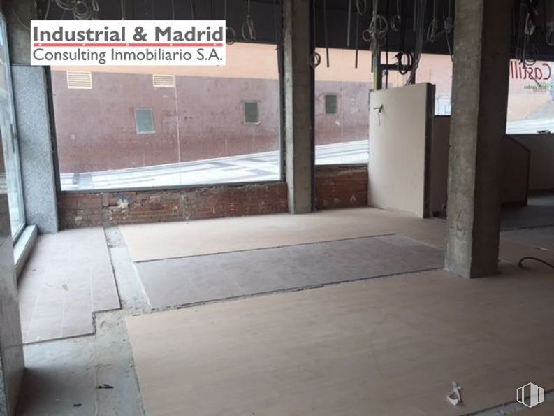 Retail for rent at Zona centro, Arganda del Rey, Madrid, 28500 with flooring, floor, wood, automotive exterior, fixture, gas, asphalt, tints and shades, shade and rectangle around