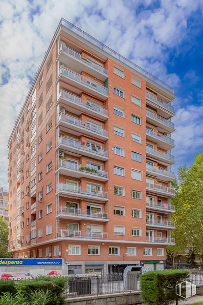 Local en alquiler en Calle Félix Boix, 16, Chamartín, Madrid, 28036 con edificio, cielo, nube, día, propiedad, ventana, planta, árbol, bloque de torres y rascacielos alrededor