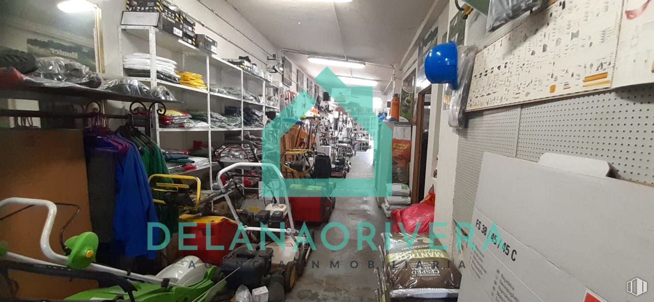 Retail for rent at Casco Urbano, Majadahonda, Madrid, 28220 with packaged goods, gas, engineering, retail, luggage and bags, machine, balloon, factory, automotive tire and service around