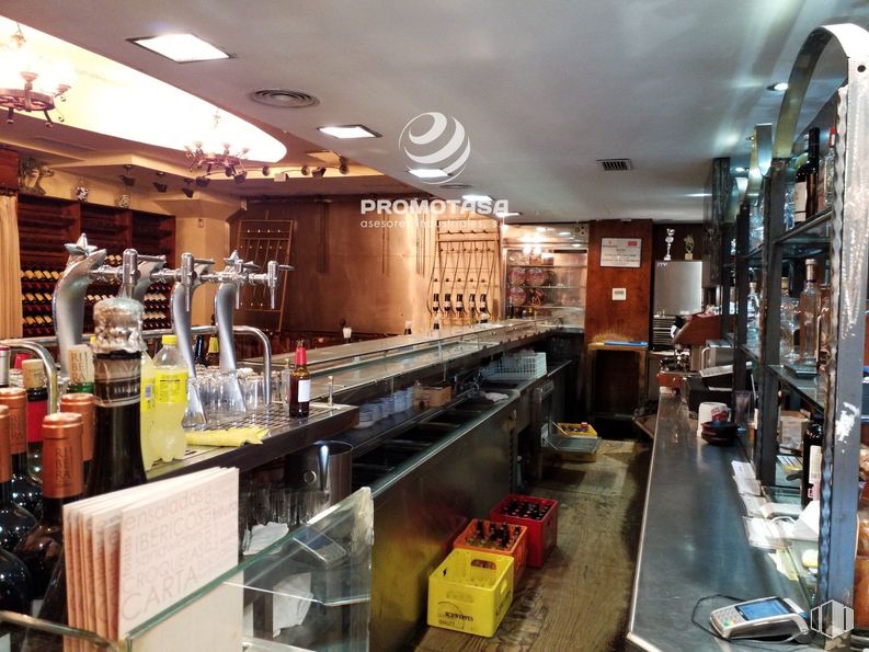 Local en alquiler en Polígono Industrial Santa Ana, Rivas-Vaciamadrid, Madrid, 28529 con edificio, barware, venta al por menor, establecimiento de bebidas, madera, suelos, botella, ingeniería, máquina y cliente alrededor