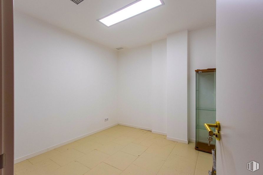 Local en venta en Calle Augusto Figueroa, Centro, Madrid, 28004 con lámpara, alumbrado, puerta, accesorio, madera, hall, suelos, suelo, pintura y madera dura alrededor