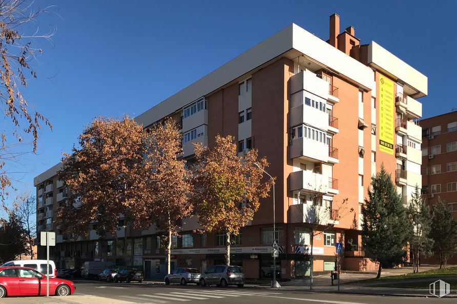 Retail for sale & for rent at Calle de los Hermanos Fernández Galiano, 11, Guadalajara, 19004 with car, building, sky, property, window, wheel, plant, tire, tree and vehicle around