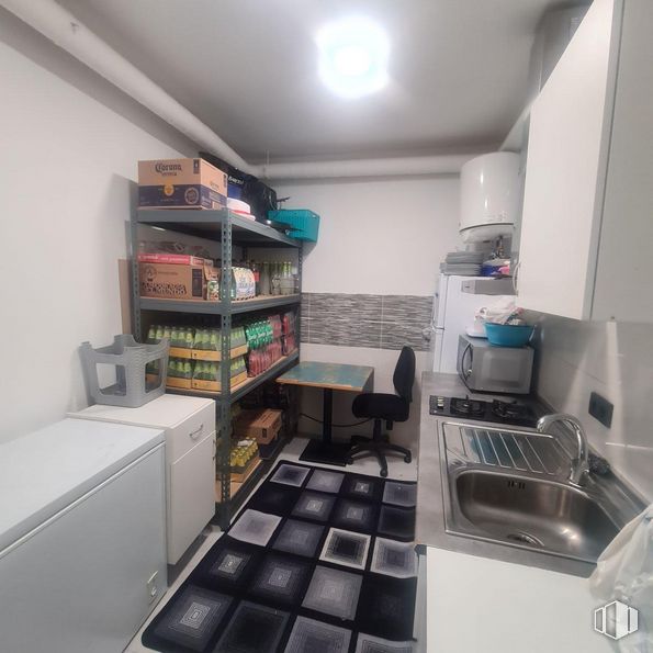 Local en venta en Barrio Palacio, Centro, Madrid, 28005 con fregadero, silla, grifo, mesa, estantería, productos envasados, propiedad, ebanistería, interiorismo y estante alrededor