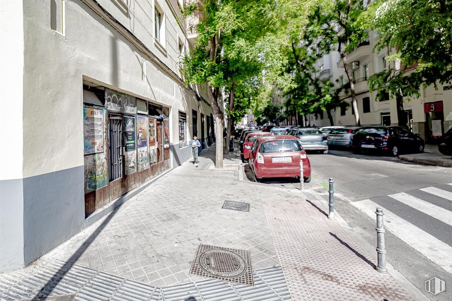 Local en alquiler en Calle Divino Vallés, 14, Arganzuela, Madrid, 28045 con coche, rueda, edificio, ventana, neumático, vehículo, superficie de la carretera, árbol, diseño urbano y asfalto alrededor