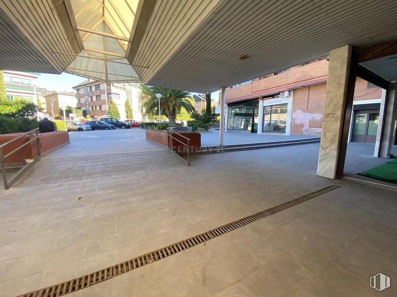 Retail for sale & for rent at Calle Cañadilla, Las Rozas de Madrid, Madrid, 28230 with property, plant, road surface, shade, building, houseplant, floor, flooring, flowerpot and real estate around