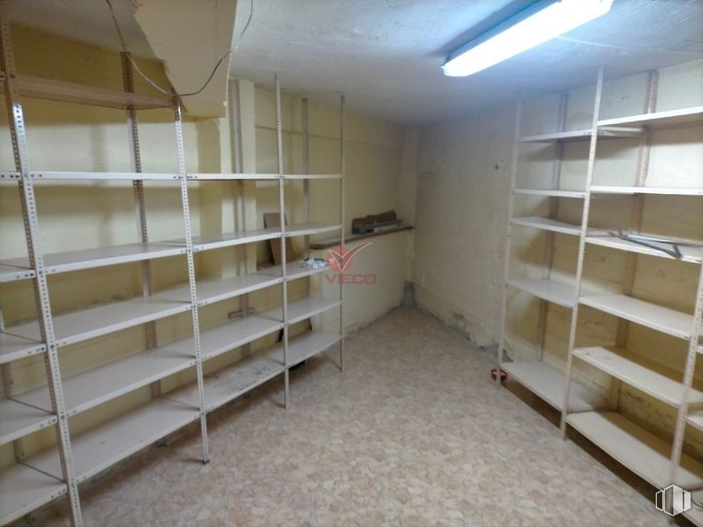 Retail for rent at Avenida Reyes Católicos, Cuenca, 16003 with bookcase, lighting, shelf, shelving, building, flooring, floor, wood, ceiling and publication around