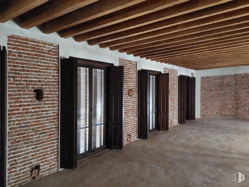 Retail for rent at Calle Tomás Luis de Victoria, 4, Ávila, 05001 with window blind, wood, door, shade, building, architecture, fixture, flooring, hall and floor around