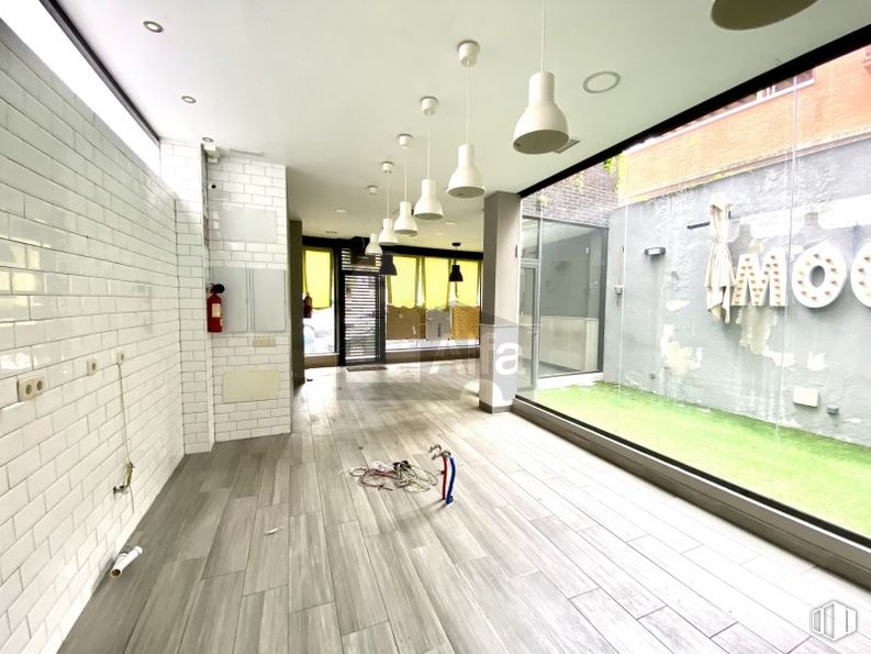 Retail for rent at Calle Agastia, Ciudad Lineal, Madrid, 28027 with lighting, building, window, fixture, interior design, wood, flooring, floor, house and door around