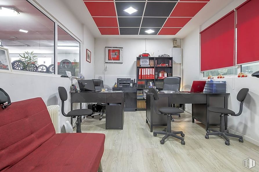 Retail for sale at Calle López Mezquía, 9, Carabanchel, Madrid, 28019 with chair, desk, furniture, property, table, interior design, floor, flooring, couch and ceiling around