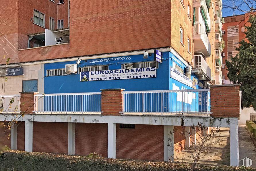 Local en alquiler y venta en Calle Carlos Arniches, 2, Móstoles, Madrid, 28935 con edificio, ventana, planta, madera, diseño urbano, árbol, ladrillo, condominio, barrio y propiedad material alrededor