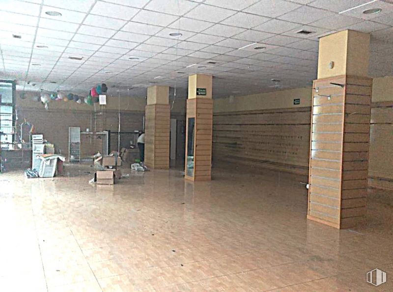 Retail for rent at Calle Parque Bujaruelo, Alcorcón, Madrid, 28924 with flooring, floor, wood, ceiling, tile flooring, hall, tile, light fixture, hardwood and building material around