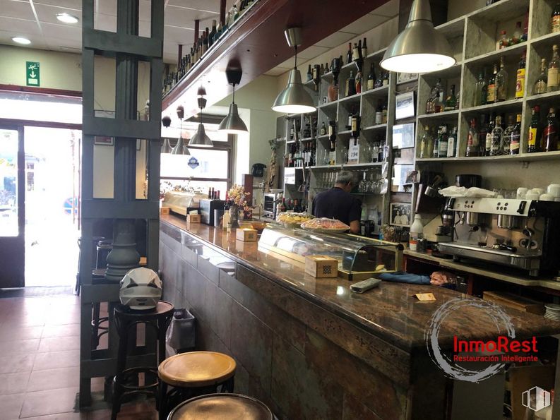 Retail for sale & for rent at Zona Lavapiés, Centro, Madrid, 28012 with lighting, stool, person, drinking establishment, property, furniture, building, barware, shelf and interior design around