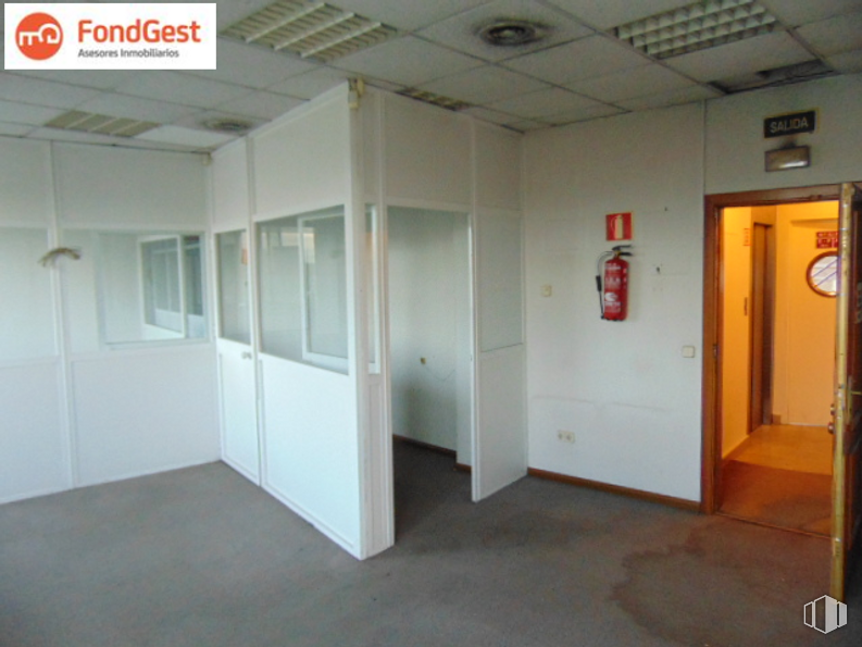 Office for sale at Edificio Alcocer 47, Calle Alcocer, 47, Villaverde, Madrid, 28041 with fixture, door, wood, floor, flooring, ceiling, automotive exterior, event, fire extinguisher and handle around