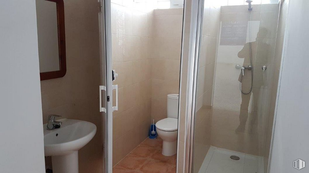 Industrial for rent at Carretera Loeches, Torrejón de Ardoz, Madrid, 28850 with sink, toilet, brown, plumbing fixture, property, bathroom, fixture, building, house and purple around