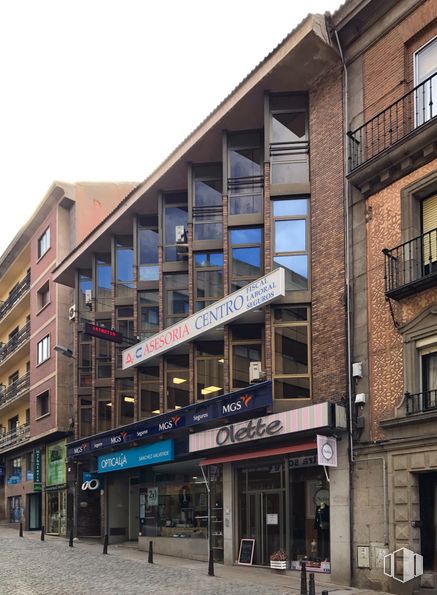 Oficina en alquiler en Calle Gobernador Fernández Jiménez, 4, Segovia, 40001 con edificio, ventana, arquitectura, accesorio, vecindario, diseño urbano, casa, bienes raíces, fachada y ciudad alrededor