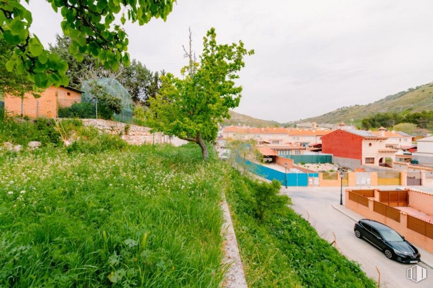 Land for sale at Calle San Roque, Valverde de Alcalá, Madrid, 28812 with car, plant, sky, plant community, vehicle, building, tree, tire, natural landscape and slope around