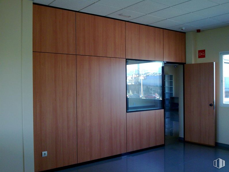 Industrial for rent at Avenida Reyes, 3, Colmenar Viejo, Madrid, 28770 with door, wardrobe, cupboard, window, wood, flooring, floor, interior design, wood stain and hardwood around