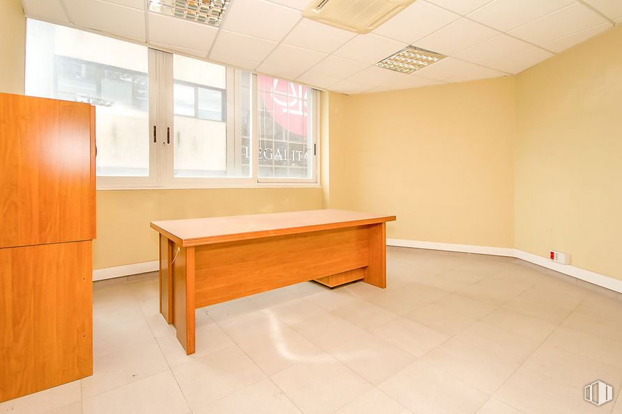 Oficina en venta en Avenida Leopoldo Calvo - Sotelo Bustelo, 10, Pozuelo de Alarcón, Madrid, 28224 con mesa, armario, propiedad, mueble, ventana, edificio, madera, casa, alumbrado y naranja alrededor