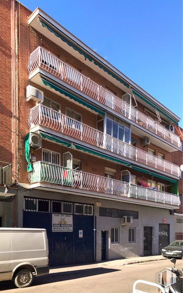 Retail for sale at Calle Eduardo Requenas, 12, Puente de Vallecas, Madrid, 28018 with van, wheel, car, building, property, sky, tire, urban design, condominium and neighbourhood around