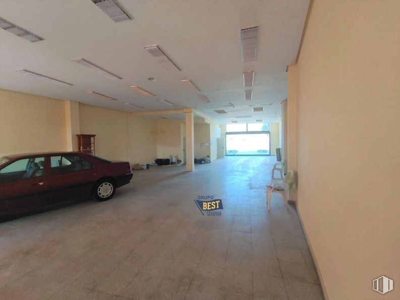 Retail for rent at Carretera San Rafael, Segovia, 40006 with car, wheel, tire, light fixture, door, automotive parking light, vehicle, automotive lighting, flooring and building around