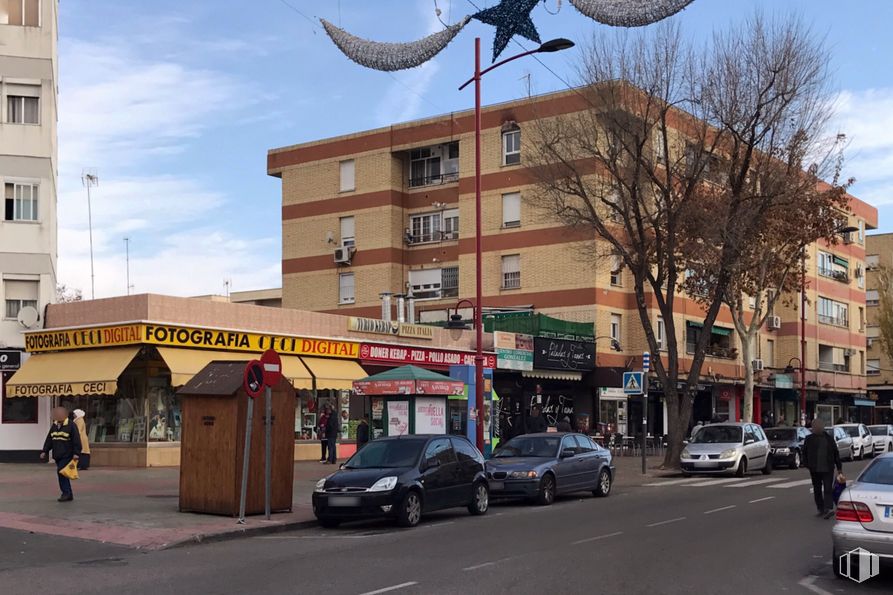 Local en alquiler y venta en Calle Pinto, 39, Parla, Madrid, 28980 con coche, persona, edificio, luz de estacionamiento automotriz, cielo, vehículo, nube, ventana, placa de matrícula del vehículo y rueda alrededor