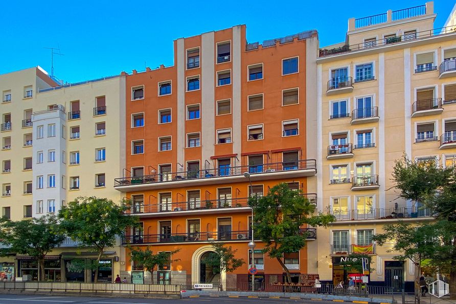 Oficina en alquiler en Calle Narváez, Salamanca, Madrid, 28009 con edificio, ventana, propiedad, tiempo de día, cielo, accesorio, árbol, bloque de pisos, planta y diseño urbano alrededor