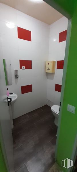 Local en venta en Calle Nazaret, 4, Móstoles, Madrid, 28936 con inodoro, rojo, suelos, suelo, azulejo, cuarto de baño, accesorios de fontanería, fontanería, pintura y limpieza alrededor