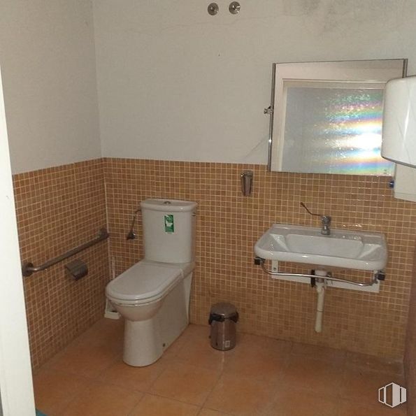 Local en venta en Calle del Clavel, Alcorcón, Madrid, 28921 con inodoro, fregadero, marrón, propiedad, accesorios de fontanería, asiento del inodoro, edificio, grifo, cuarto de baño y lavabo alrededor