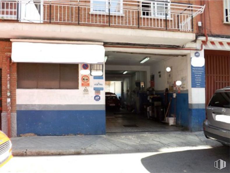 Retail for sale at Calle Vicente Camarón, La Latina, Madrid, 28011 with car, building, automotive parking light, property, window, vehicle, motor vehicle, tire, automotive lighting and automotive exterior around