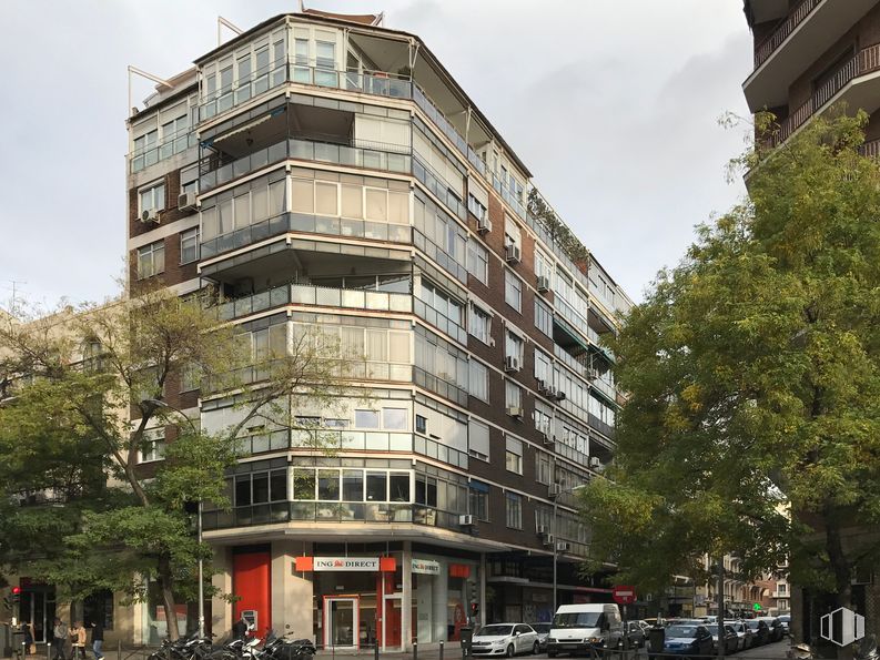 Local en alquiler y venta en Zona  centro, Chamberí, Madrid, 28010 con edificio, rueda, cielo, infraestructura, neumático, diseño urbano, nube, árbol, condominio y bloque de pisos alrededor