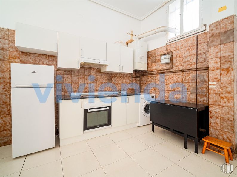 Retail for sale at Calle Ribadavia, Fuencarral - El Pardo, Madrid, 28029 with refrigerator, stool, window, furniture, cabinetry, light fixture, flooring, floor, interior design and ceiling around