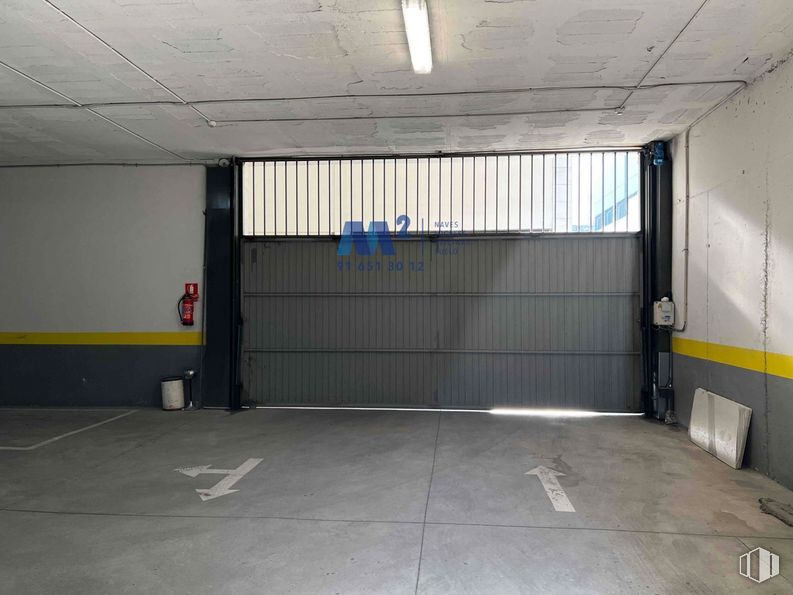 Nave en alquiler y venta en Polígono industrial Alcobendas, Alcobendas, Madrid, 28108 con edificio, asfalto, accesorio, piso, superficie de la carretera, pavimento, material compuesto, gas, aparcamiento y sombra alrededor