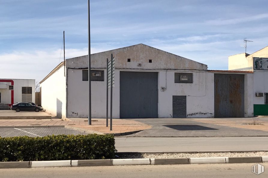 Industrial for sale at Carretera Circunvalacion, 22, Quintanar de la Orden, Toledo, 45800 with building, sky, cloud, plant, land lot, asphalt, road surface, door, landscape and residential area around