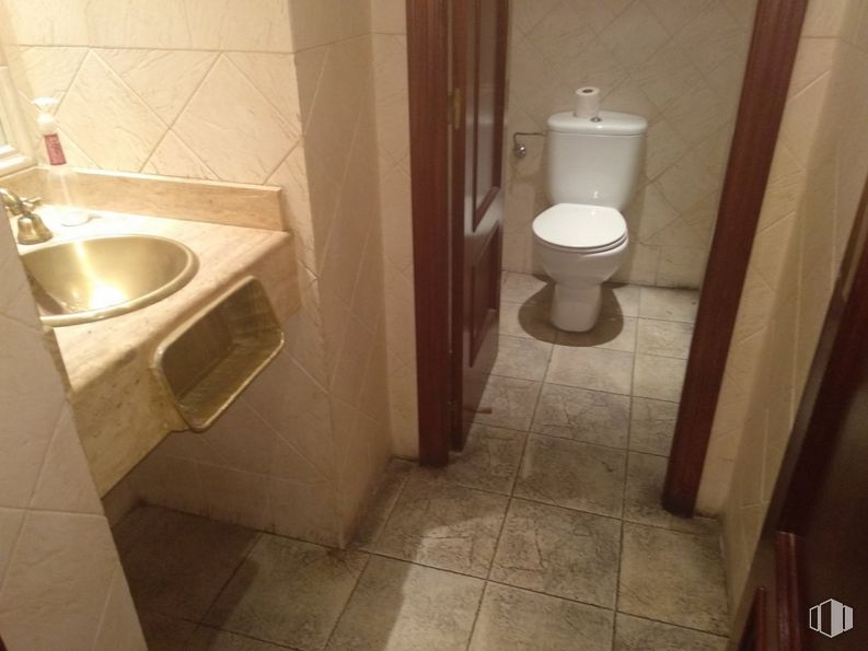 Local en alquiler en Zona Centro, Leganés, Madrid, 28911 con inodoro, fregadero, accesorio de fontanería, baño, asiento de inodoro, lavabo de baño, accesorio, pavimentos, piso y fontanería alrededor