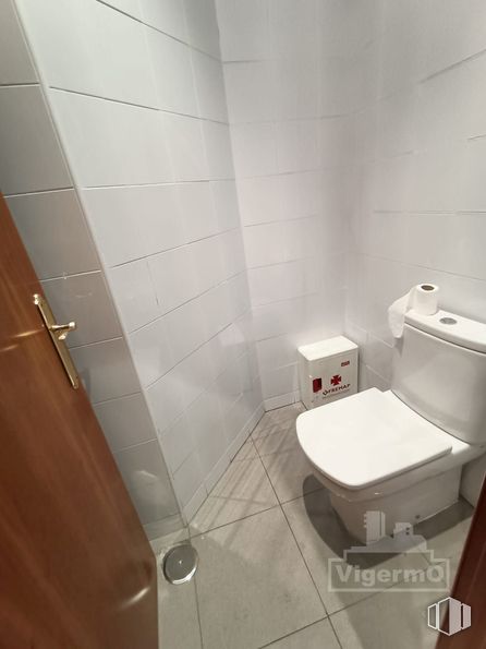 Local en alquiler y venta en Zona Centro, Torrejón de Ardoz, Madrid, 28850 con inodoro, accesorios de fontanería, cuarto de baño, edificio, asiento del inodoro, fregadero, lavabo, grifo, suelo y suelos alrededor