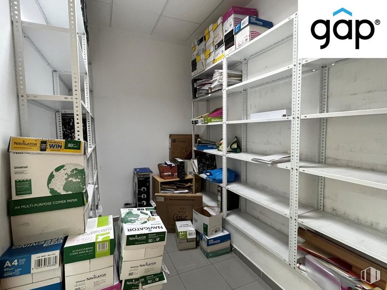 Retail for sale at Zona Rey Juan Carlos I, Cuenca, 16004 with packaged goods, shelf, shelving, interior design, publication, floor, bookcase, retail, flooring and machine around