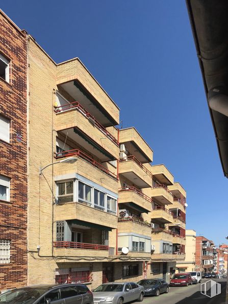 Local en alquiler y venta en Calle Hierbabuena, 21, Tetuán, Madrid, 28039 con coche, edificio, ventana, cielo, neumático, vehículo terrestre, rueda, día, vehículo y barrio alrededor