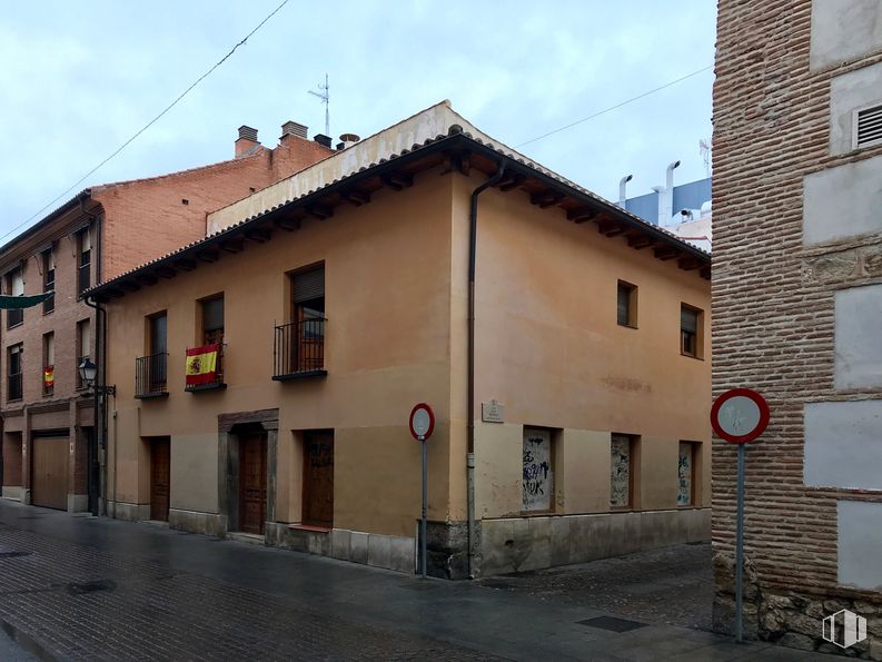 Local en venta en Calle Carmen Calzado, Alcalá de Henares, Madrid, 28801 con edificio, ventana, cielo, accesorio, casa, madera, puerta, fachada, planta y ciudad alrededor