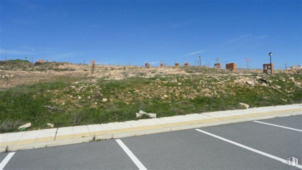 Suelo en venta en Calle Segovia, Segovia, 40408 con cielo, planta, superficie de carretera, asfalto, pendiente, lote de tierra, vía pública, hierba, luz de la calle y paisaje alrededor