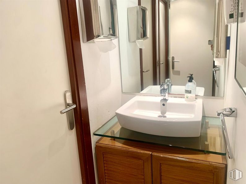 Oficina en alquiler en Calle Carranza, Chamberí, Madrid, 28004 con fregadero, puerta, mueble de baño, espejo, marrón, grifo, accesorios de fontanería, lavabo, cuarto de baño y accesorio alrededor