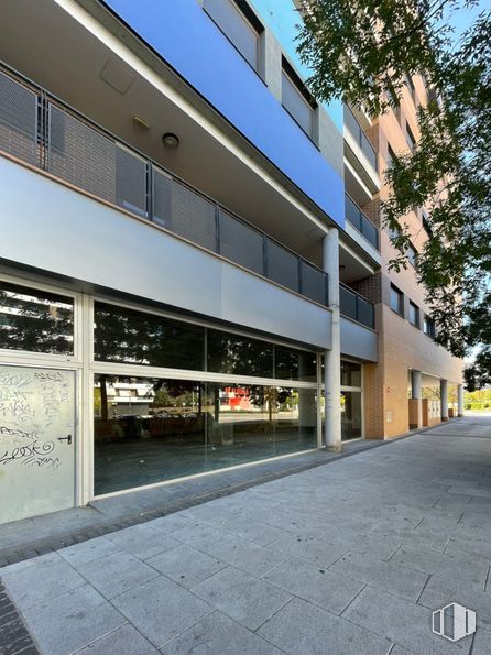 Retail for rent at Avenida Víctimas del Terrorismo, Alcalá de Henares, Madrid, 28806 with building, shade, tree, urban design, road surface, facade, commercial building, real estate, window and sidewalk around