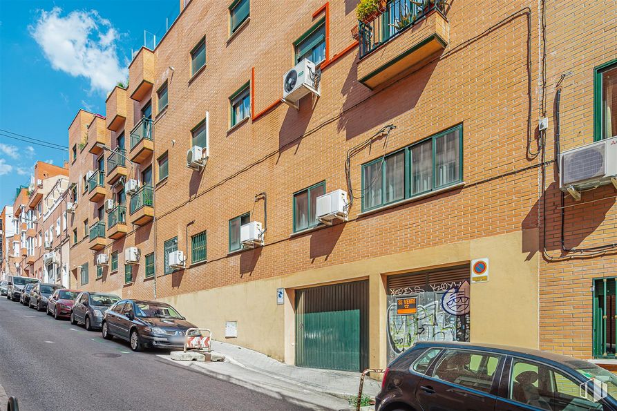 Retail for sale at Calle Nuestra Señora Dolores, 12, Tetuán, Madrid, 28039 with car, window, building, land vehicle, wheel, vehicle, property, tire, cloud and blue around