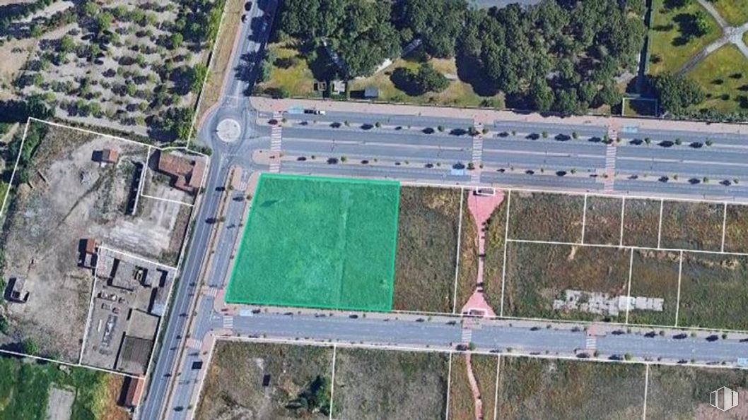 Land for sale at Calle Navas del Marqués, s/n, Ávila, 05002 with stadium, plant, tree, building, land lot, grass, urban design, landscape, asphalt and city around