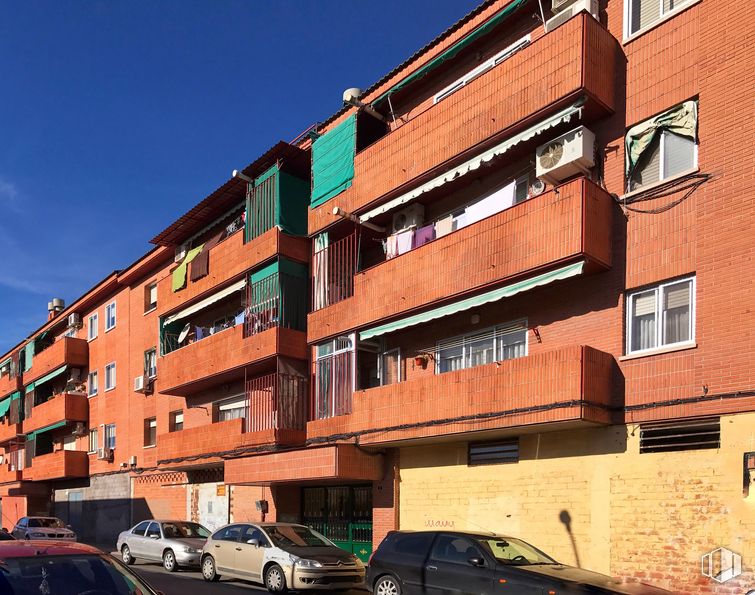 Local en alquiler y venta en Calle Castilla La Vieja, 2, Ciempozuelos, Madrid, 28350 con coche, ventana, luz de estacionamiento automotriz, neumático, edificio, rueda, cielo, propiedad, vehículo y condominio alrededor