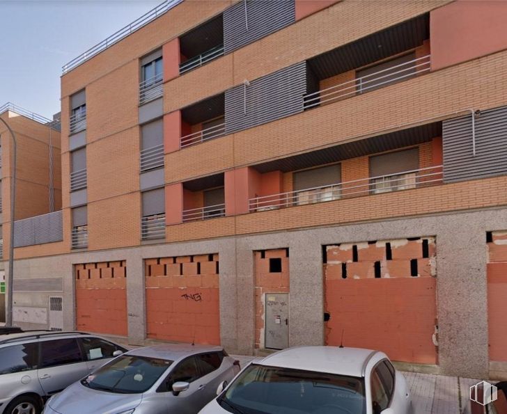 Retail for rent at Calle Extremadura, Fuenlabrada, Madrid, 28944 with car, building, window, land vehicle, automotive parking light, vehicle, property, automotive design, condominium and vehicle registration plate around