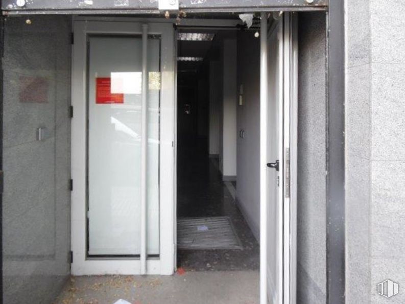 Retail for sale at Calle Los Alpes, Alcorcón, Madrid, 28922 with door, fixture, gas, composite material, parallel, concrete, aluminium, metal, rectangle and machine around