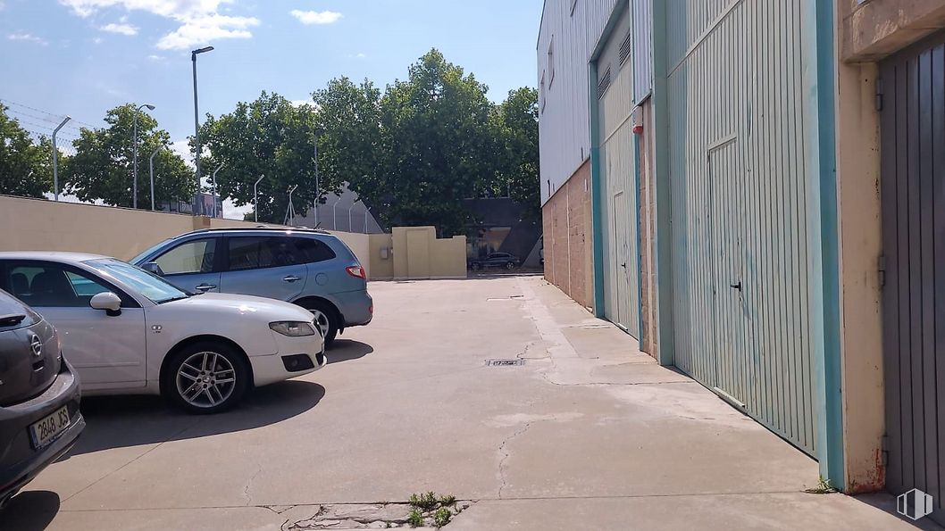 Industrial for sale at Calle Valle de Tobalina, Villaverde, Madrid, 28021 with wheel, car, automotive parking light, tire, land vehicle, vehicle, automotive lighting, automotive tire, sky and hood around